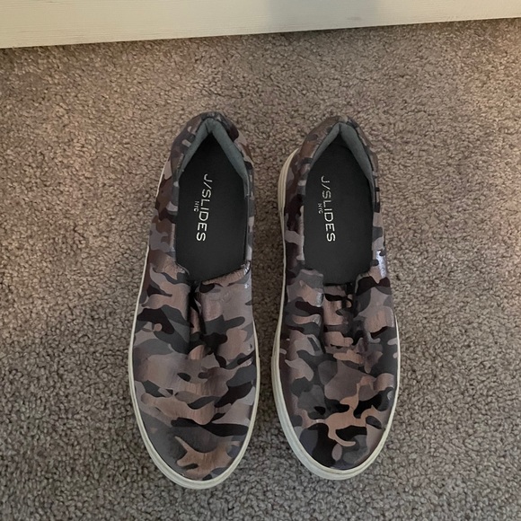 Camo print J Slides - Picture 1 of 3